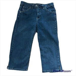 Gloria Vanderbilt The Perfect Fit 5 Pocket Back Flap Medium Wash Denim Capri 12